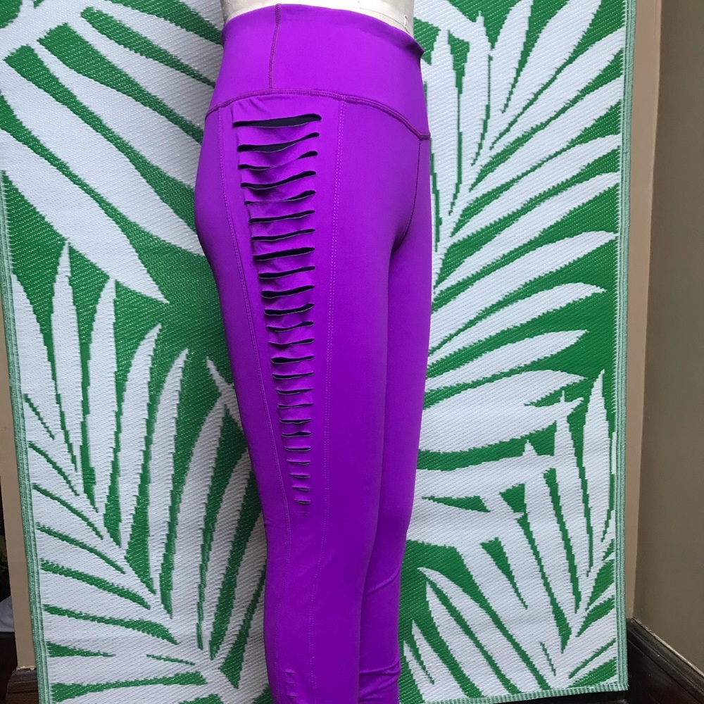 SOLD - Athleisure leggings w/ peakaboo